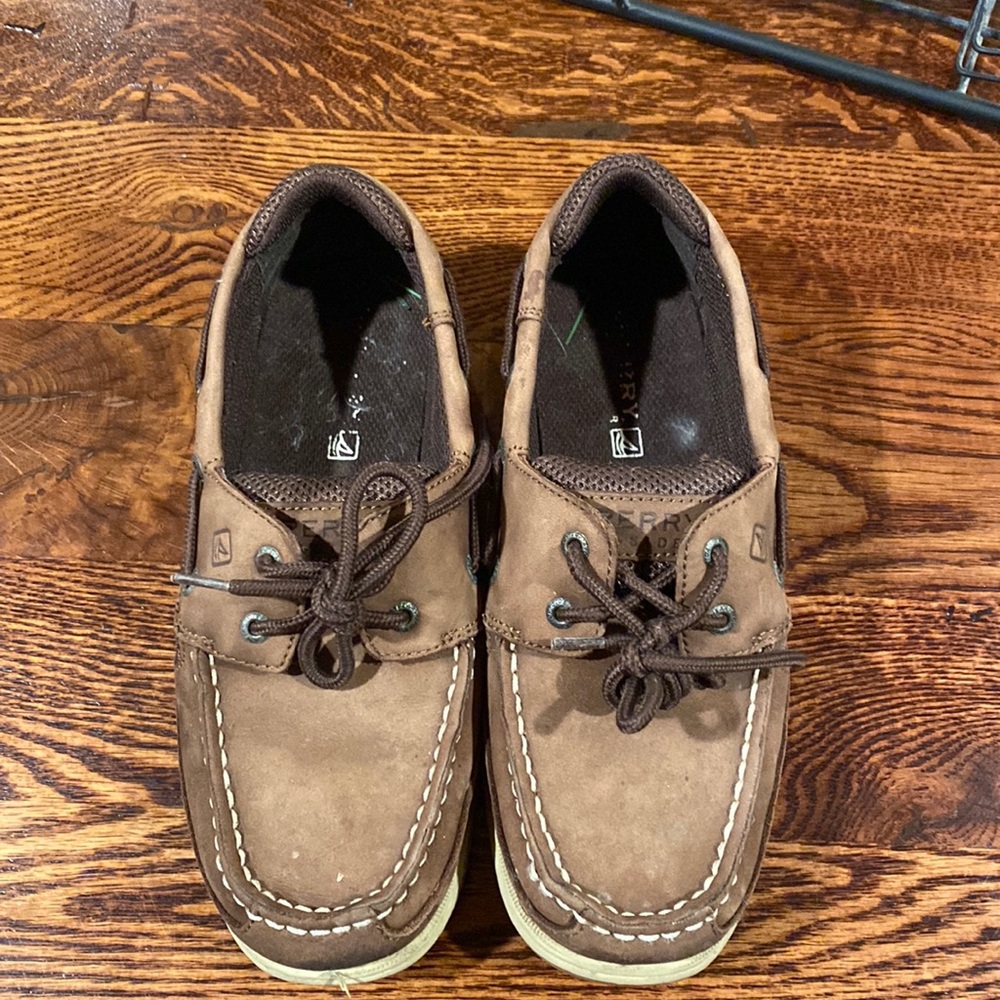 EUC Boys Sperry Shoes size 4.5
